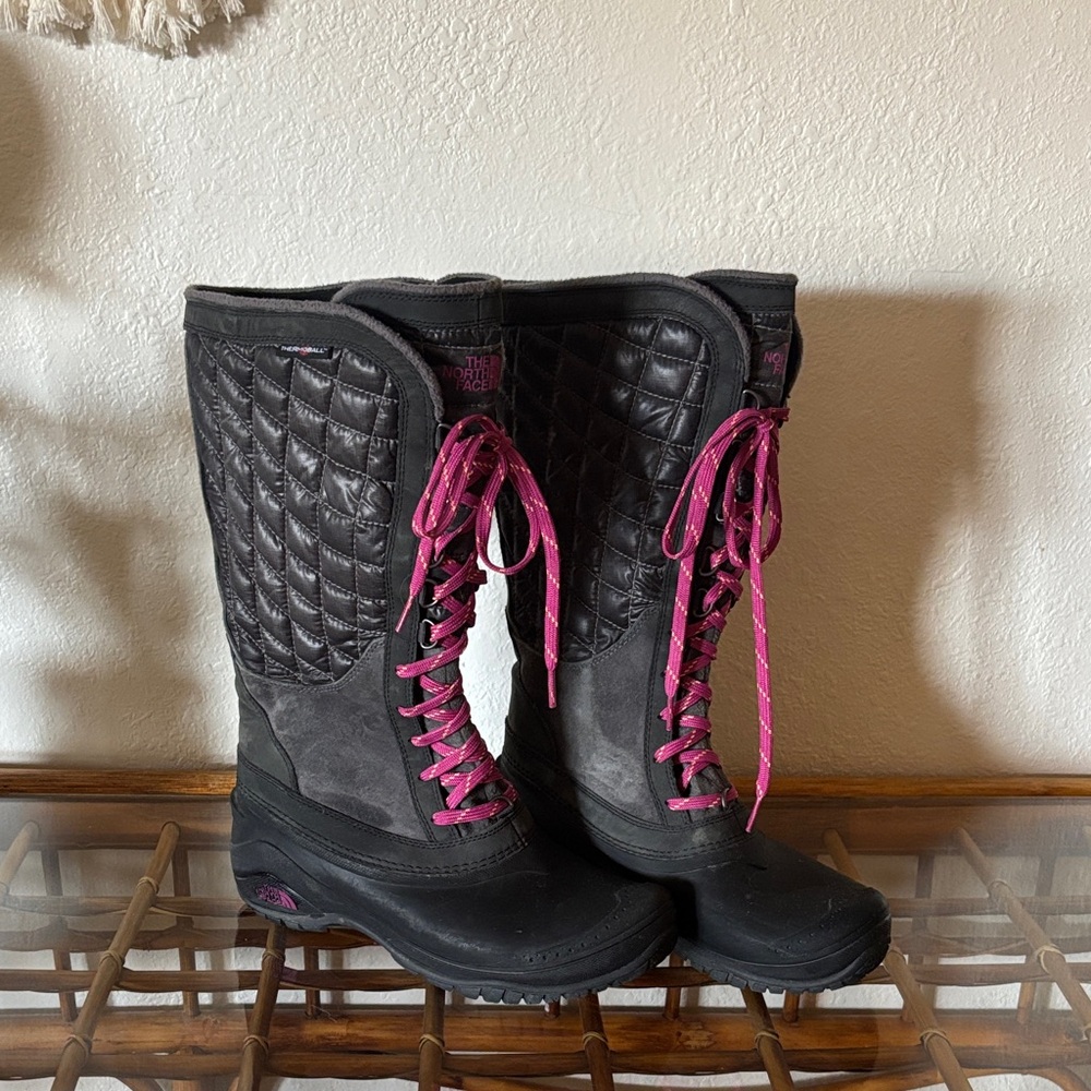 The North Face Women's Black and Pink Quilted Snow Boot